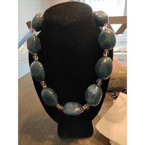 AWESOME CHUNKY ACRYLIC BLUE/WHITE STATEMENT NECKLACE - GREAT TO WEAR ANYTIME